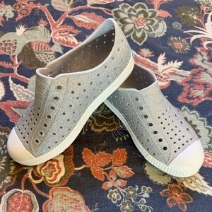 NWOT-Native Brand Kids Jefferson Bling Shoes-Platinum Bling/Shell White Sz J1